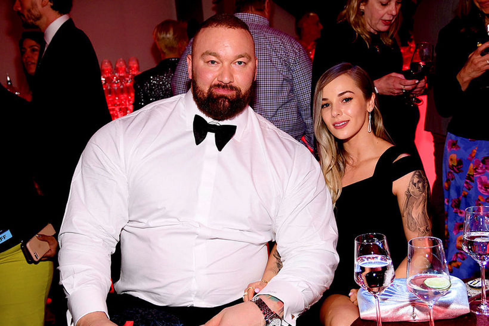 Hafþór Júlíus Björnsson og Kelsey Henson eiga von á barni.