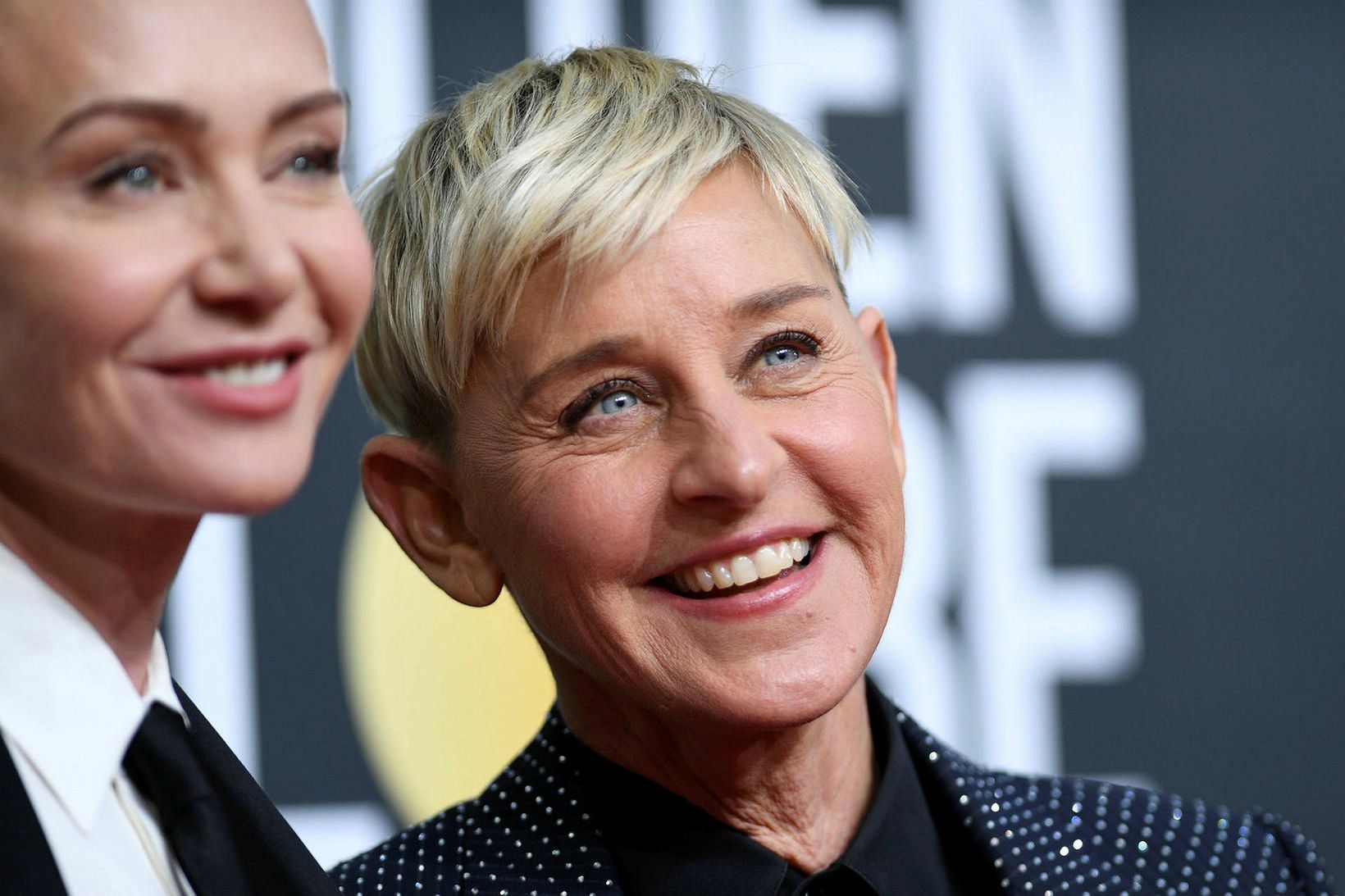 Ellen DeGenerers sést hér með eiginkonu sinni, leikkonunni Portiu de …