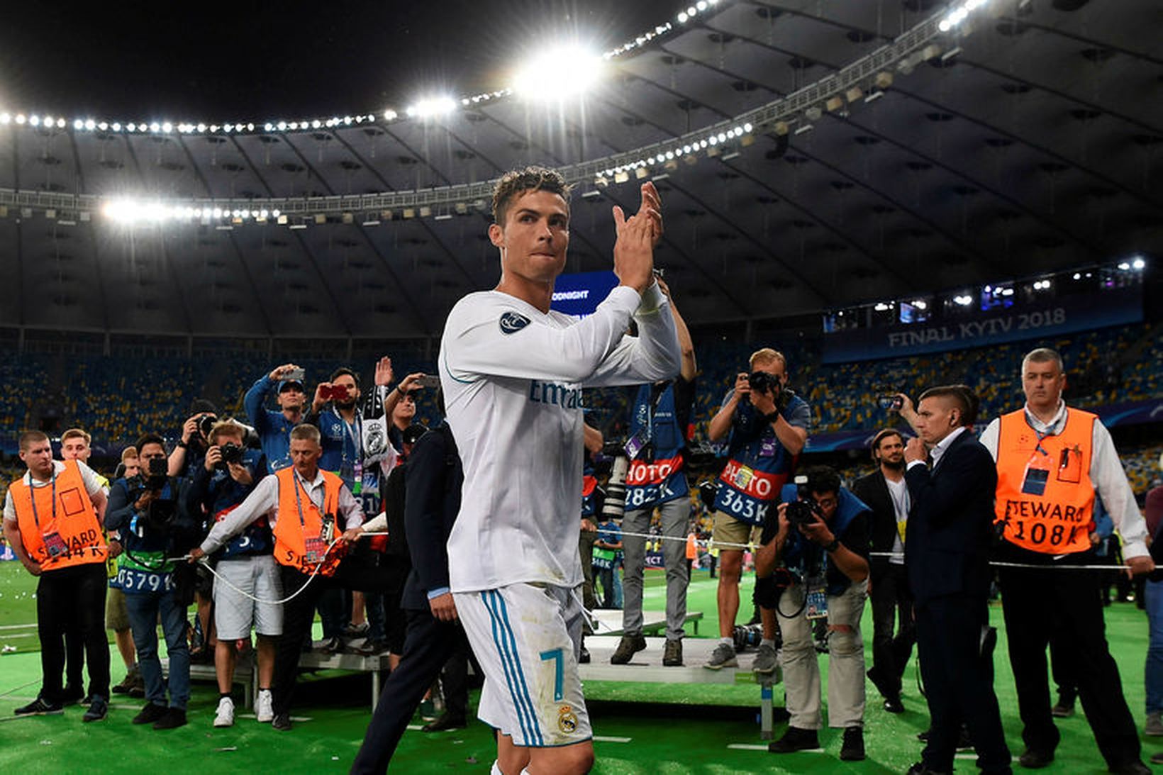Cristiano Ronbaldo klappar fyrir stuðningsmönnum Real Madrid eftir leikinn í …