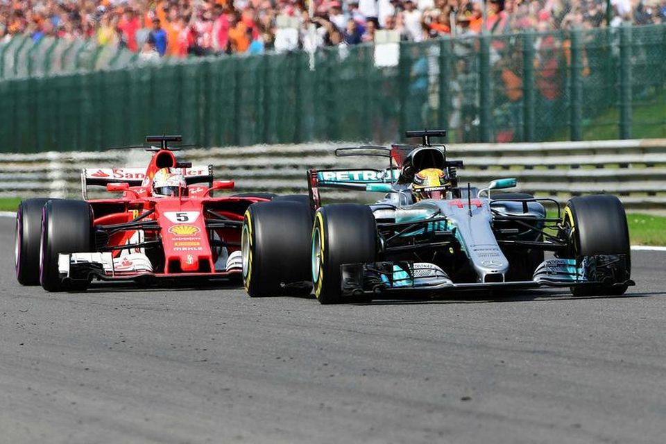Lewis Hamilton hjá Mercedes (framar) og Sebastian Vettel hjá Ferrari í návígi í belgíska kappakstrinum.