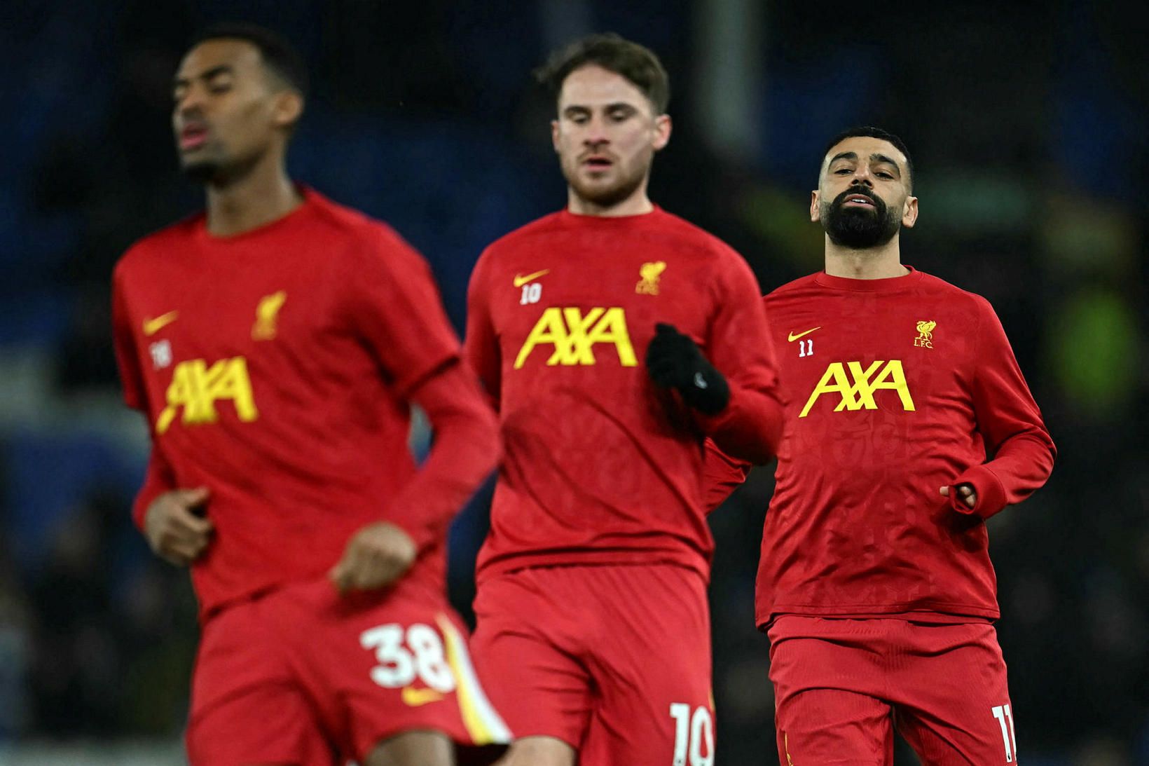 Leikmenn Liverpool hita upp á Goodison Park í kvöld.