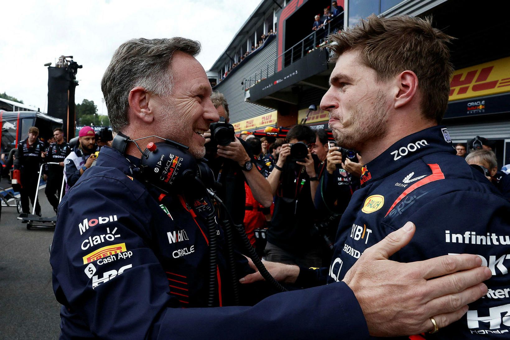 Christian Horner fagnar með Max Verstappen.