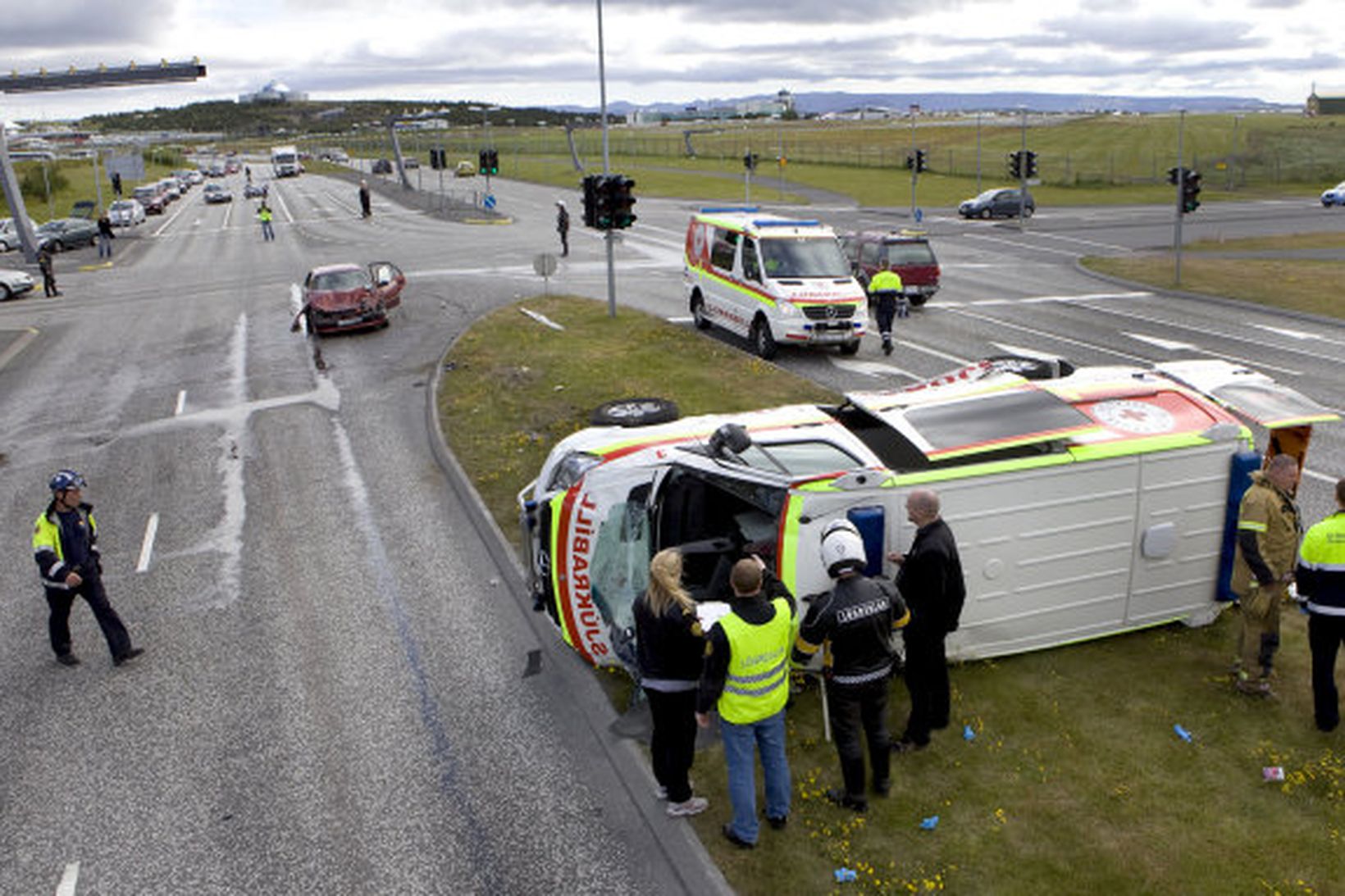 Fyrr í vikunni var keyrt inn í hlið á sjúkrabíl …