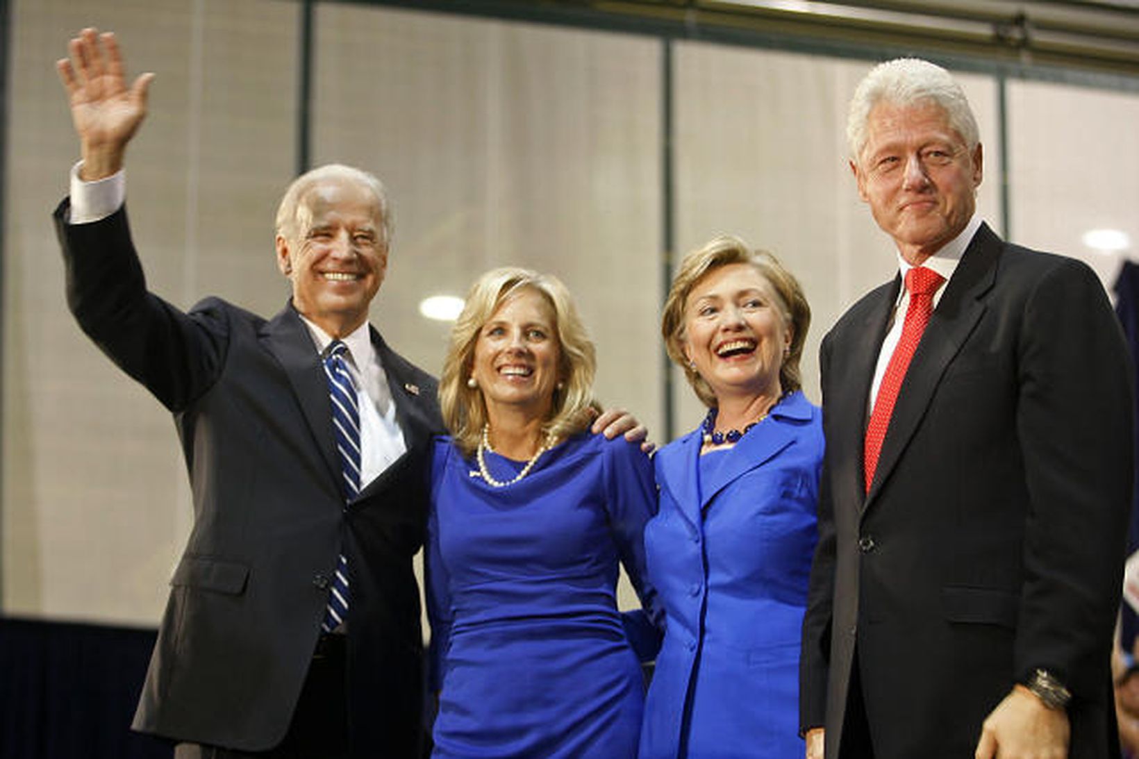 Bill og Hillary Rodham Clinton með Joe Biden, varaforsetaefni demókrata, …