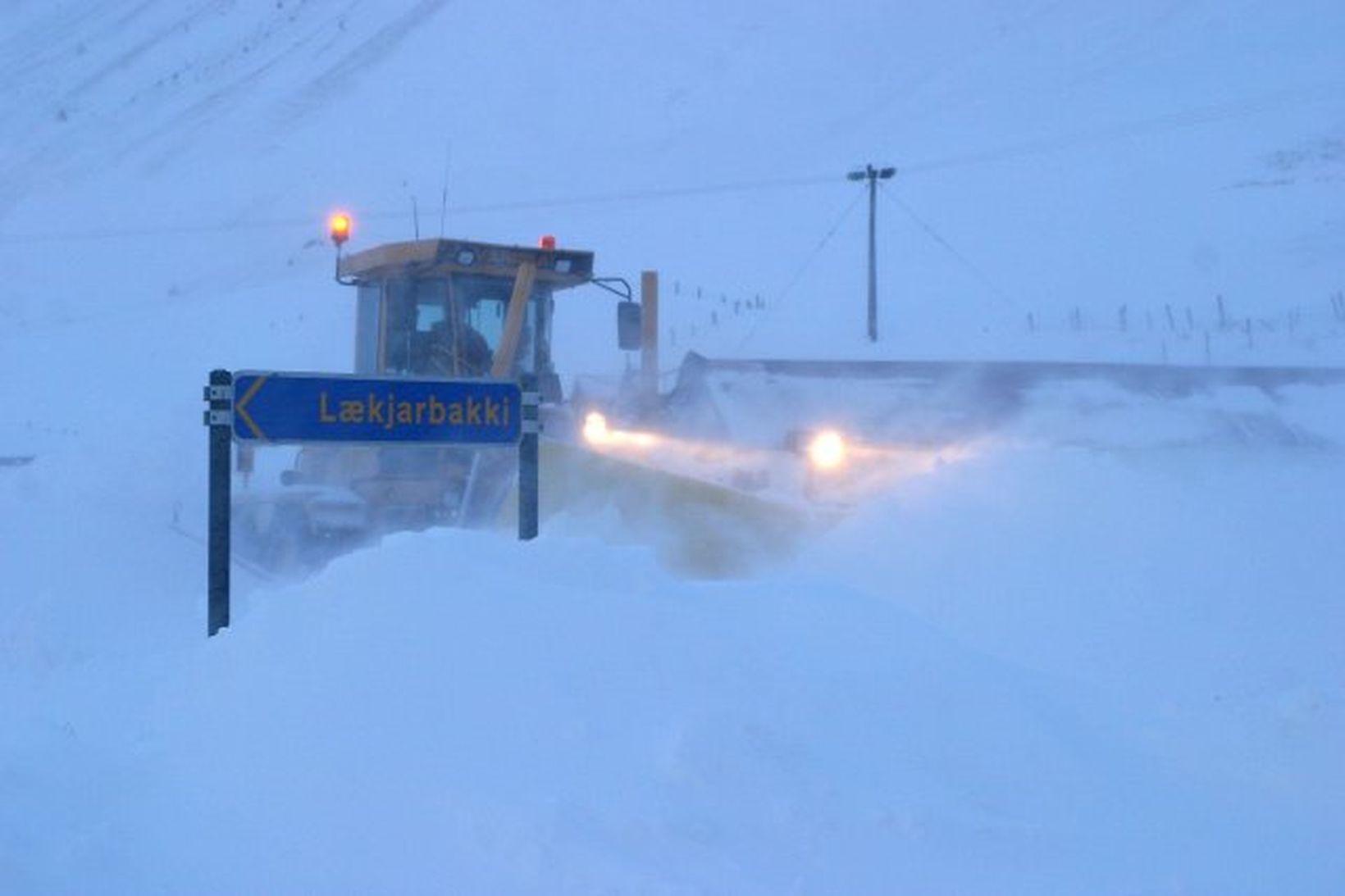 Mikið fannfergi í Mýrdal og snjóflóðahætta í Reynishverfi og víðar. …