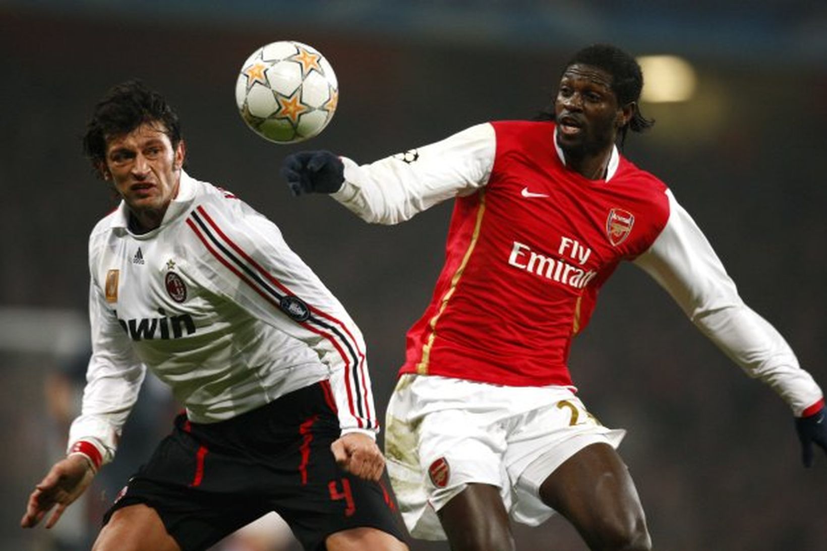 Kakha Kaladze, varnarmaður AC Milan, og Emmanuel Adebayor, sóknarmaður Arsenal, …