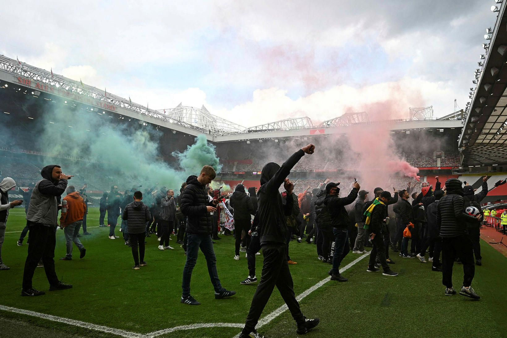 Stuðningsmenn Manchester United mótmæla á Old Trafford í dag.