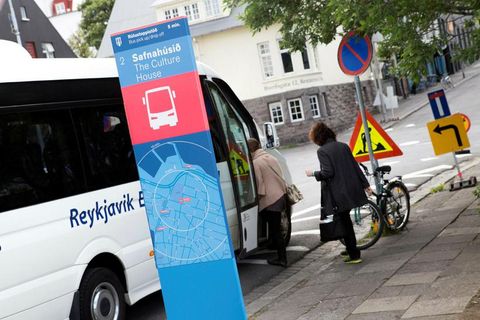 A certified coach stop at Hverfisgata.  A new committee has called for many more such stops as now, coaches are randomly stopping at hotels and guesthouses in the city centre, blocking traffic.