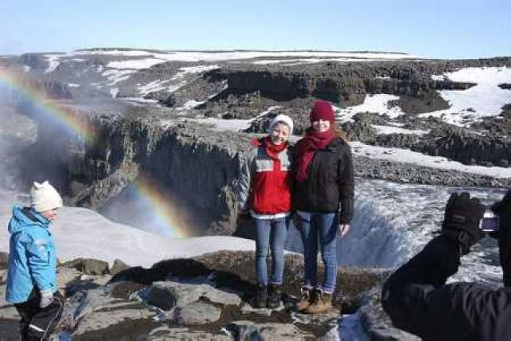 Norðmennirnir Agnar, Kristina og Ida undir regnboga við Dettifoss.