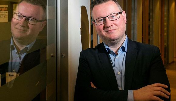 Komin með tilboðið í hendurnar