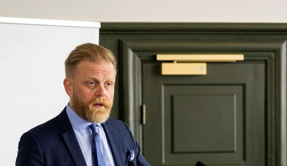 Þýðir ekki að skrifa undir og hækka strax verð