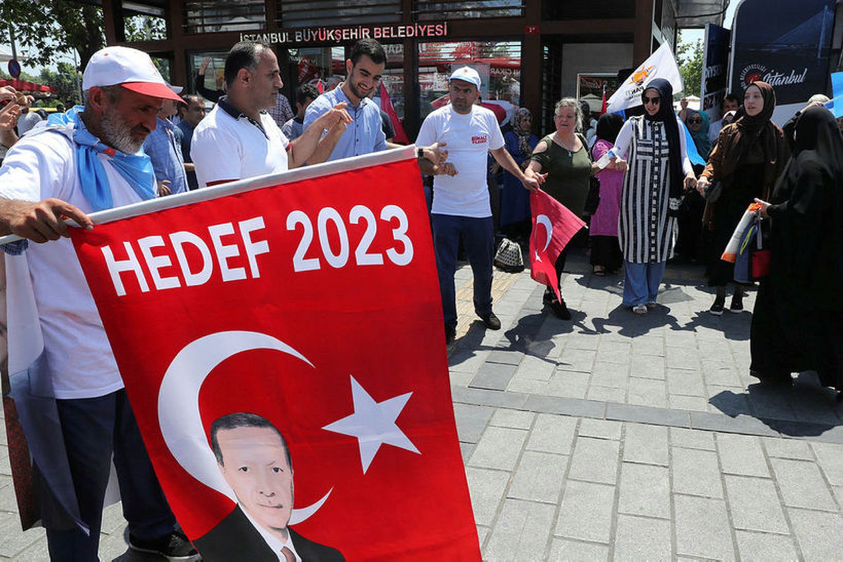 Stuðningsmenn AKP-flokks Erdogans dansa og tralla á götum Istanbúl í …