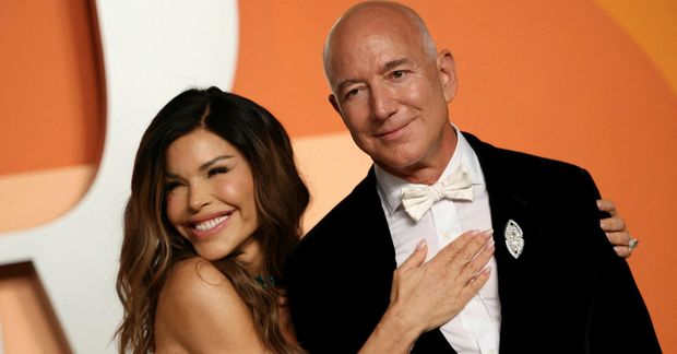 Stofnandi Amazon Jeff Bezos og unnusta hans Lauren Sánchez þegar þau mættu til Vanity Fair …