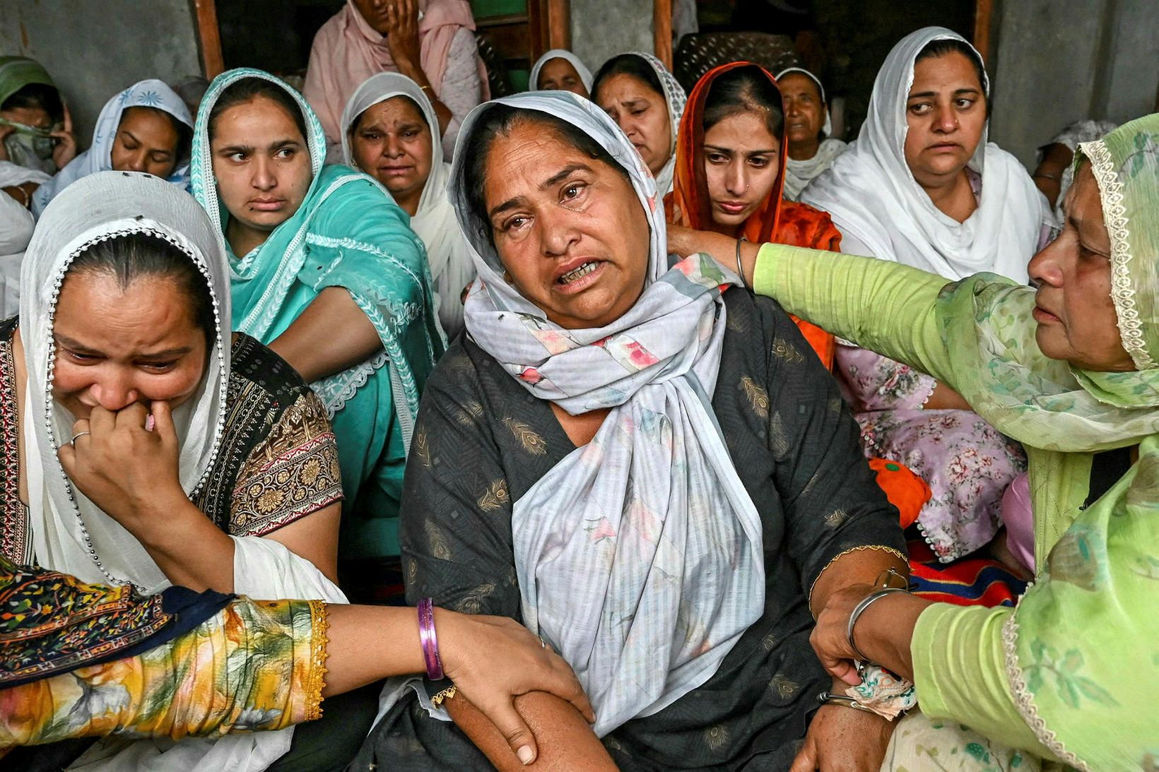 Fjölskyldur syrgja ástvini í Marari Kalan-þorpi í úthverfum Amritsar í …