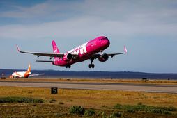 Síðasta flug­vél­in merkt WOW air tekur á loft.