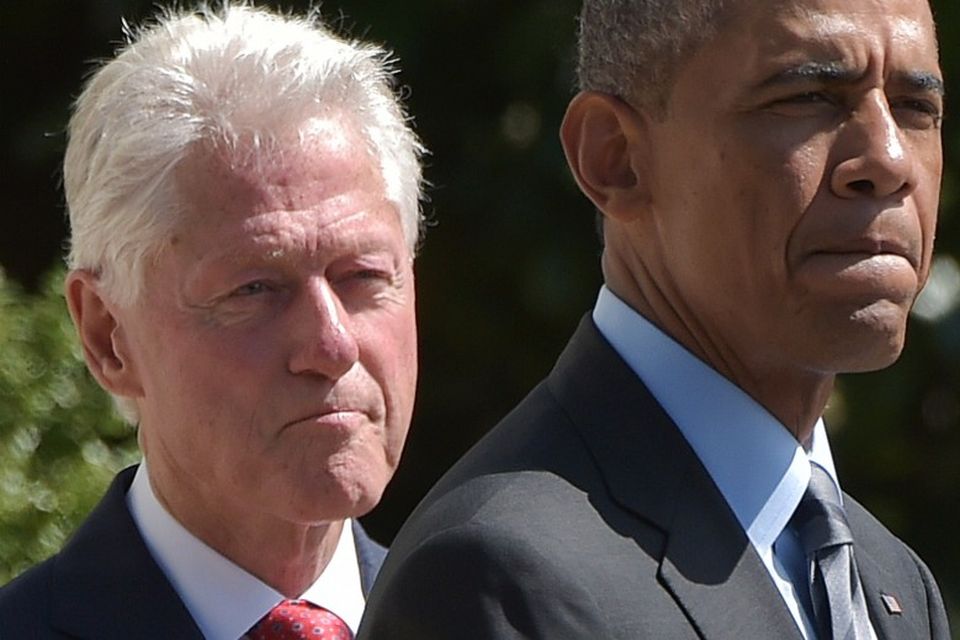 Barack Obama og Bill Clinton, núverandi og fyrrverandi forsetar Bandaríkjanna, með einkennissvip áhyggjufullra stjórnmálamanna.