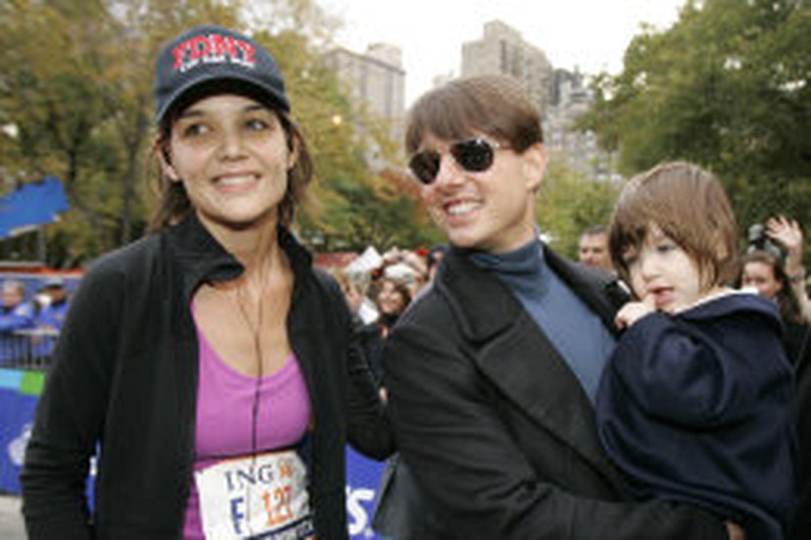 Suri Cruise með foreldrum sínum Katie Holmes og Tom Cruise