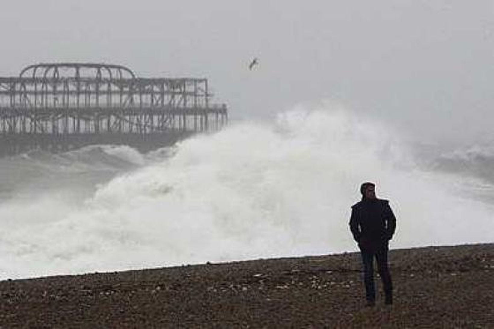 Öldugangur á baðströndinni í Brighton í gær.