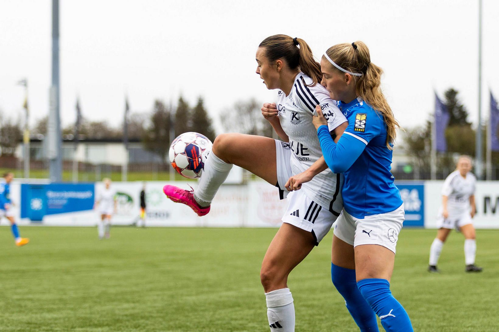 Keflvíkingurinn Dröfn Einarsdóttir og Stjörnukonan Sædís Rún Heiðarsdóttir í leik …