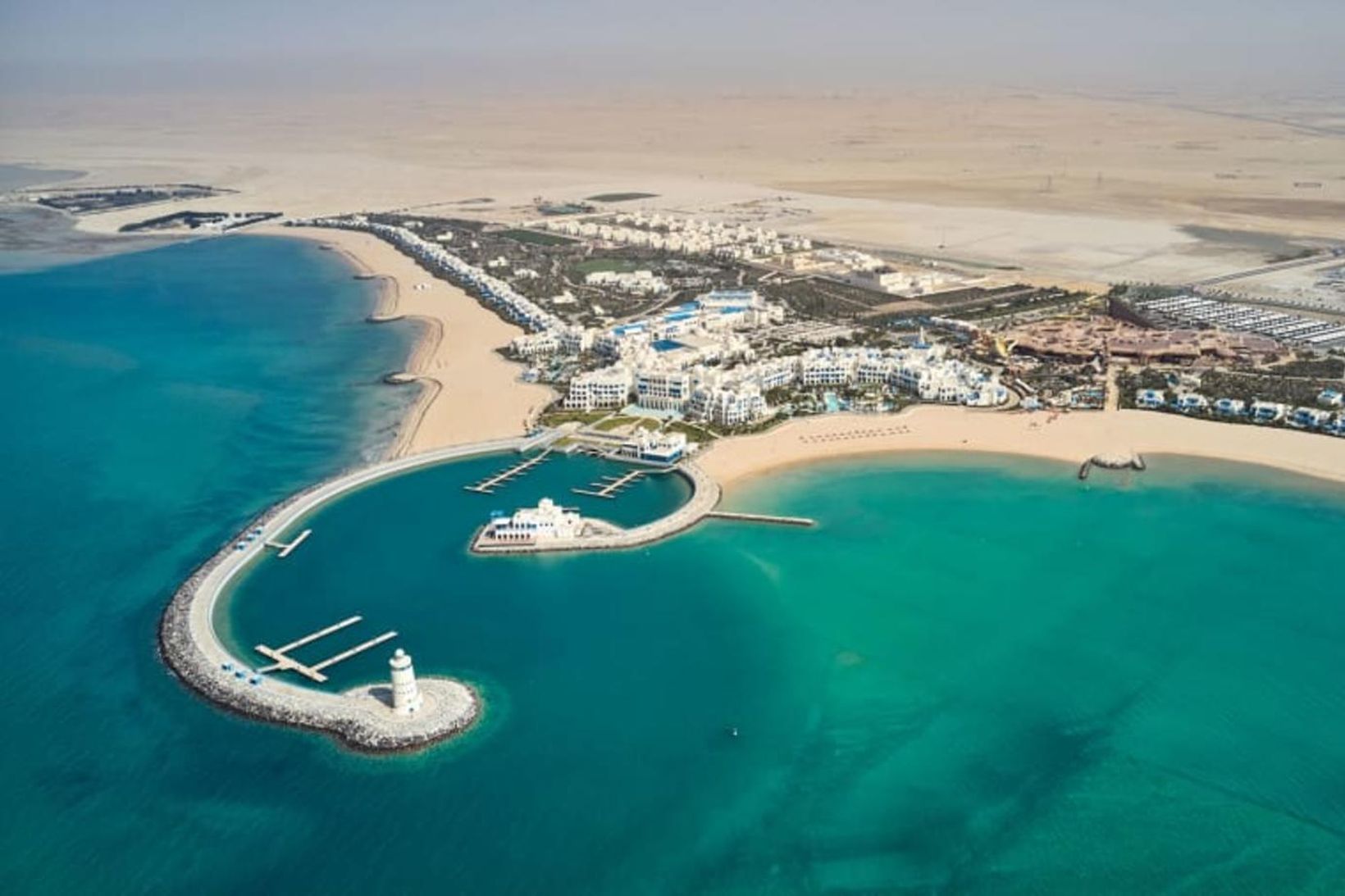 Hilton Salwar Beach Resort er í Katar, í grennd við …