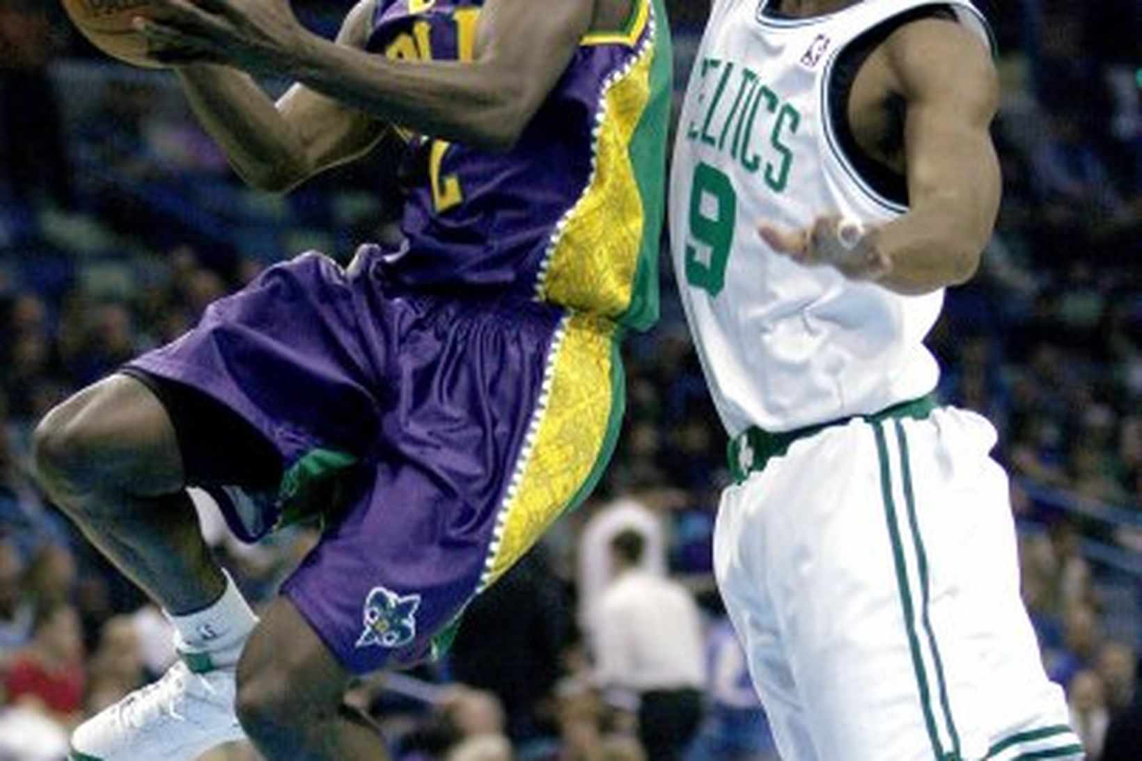 Darren Collison, bakvörður New Orleans Hornets, smýgur framhjá Rajon Rondo, …