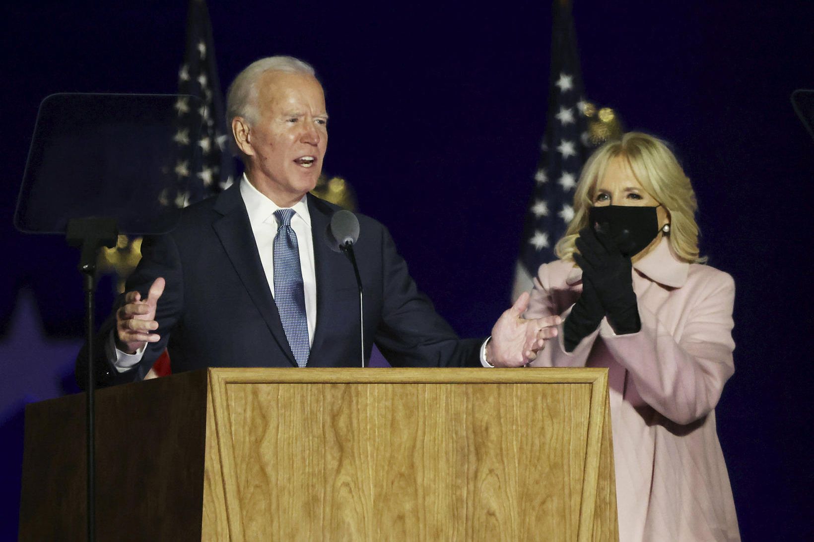 Joe Biden ásamt eiginkonu sinni Jill, á fundi með stuðningsmönnum …