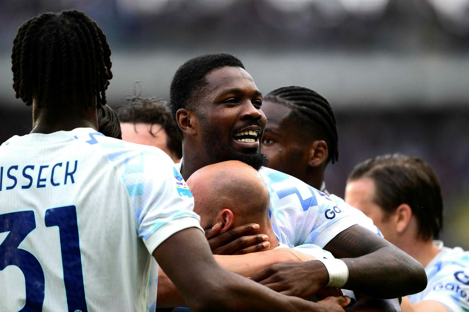 Inter hænuskrefi frá titlinum