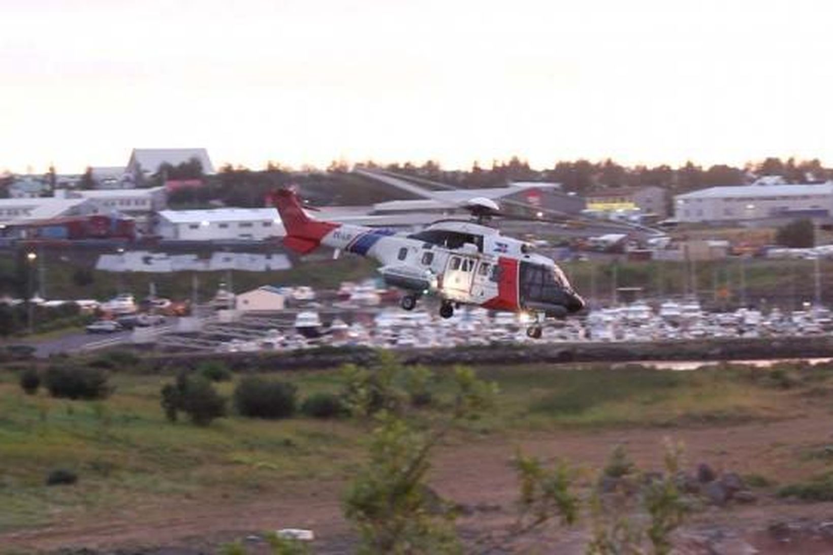 Þyrla Landhelgisgæslunnar sveimar yfir svæðinu þar sem ökumaður mótorhjólsins var …