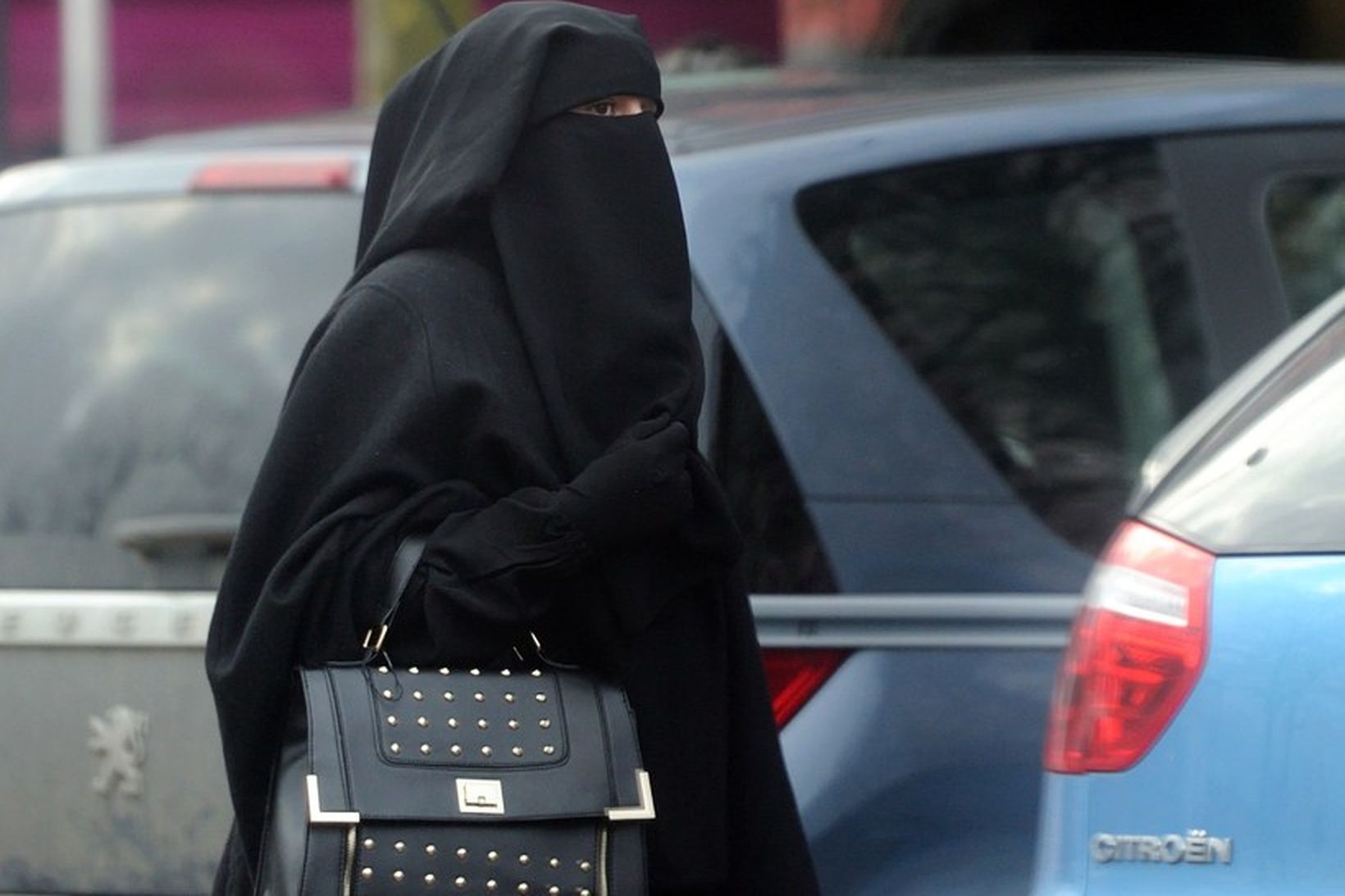 Niqab er klæðnaður sem hylur þann sem því klæðist frá …