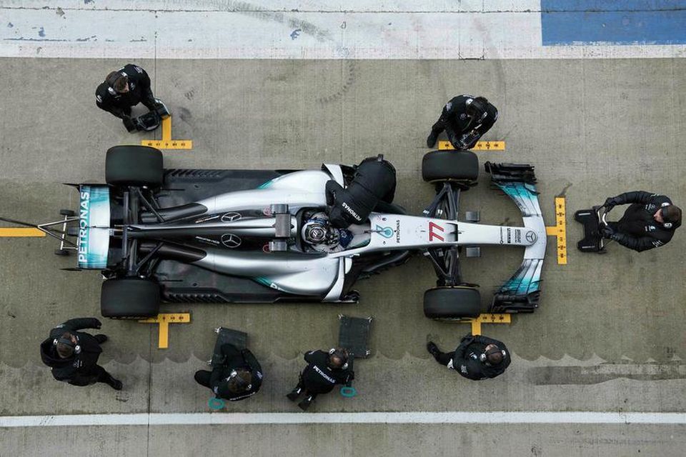Valtteri Bottas að leggja af stað í aksturslotu á 2017-bíl Mercedes í Silverstone í dag.