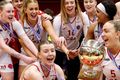 Íslandsmeistarar Þóra Kristín Jónsdóttir og Lovísa Björt Henningsdóttir hefja Íslandsmeistarabikarinn á loft.