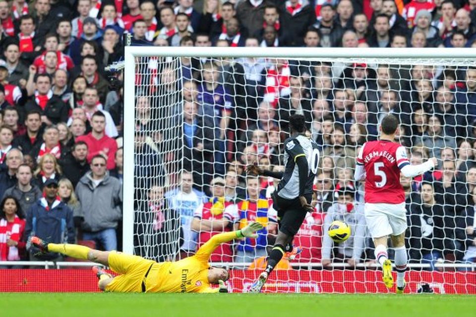 Emmanuel Adebayor kemur Tottenham yfir á 10. mínútu leiksins í dag.