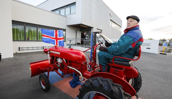 Mætti á traktor á kjörstað