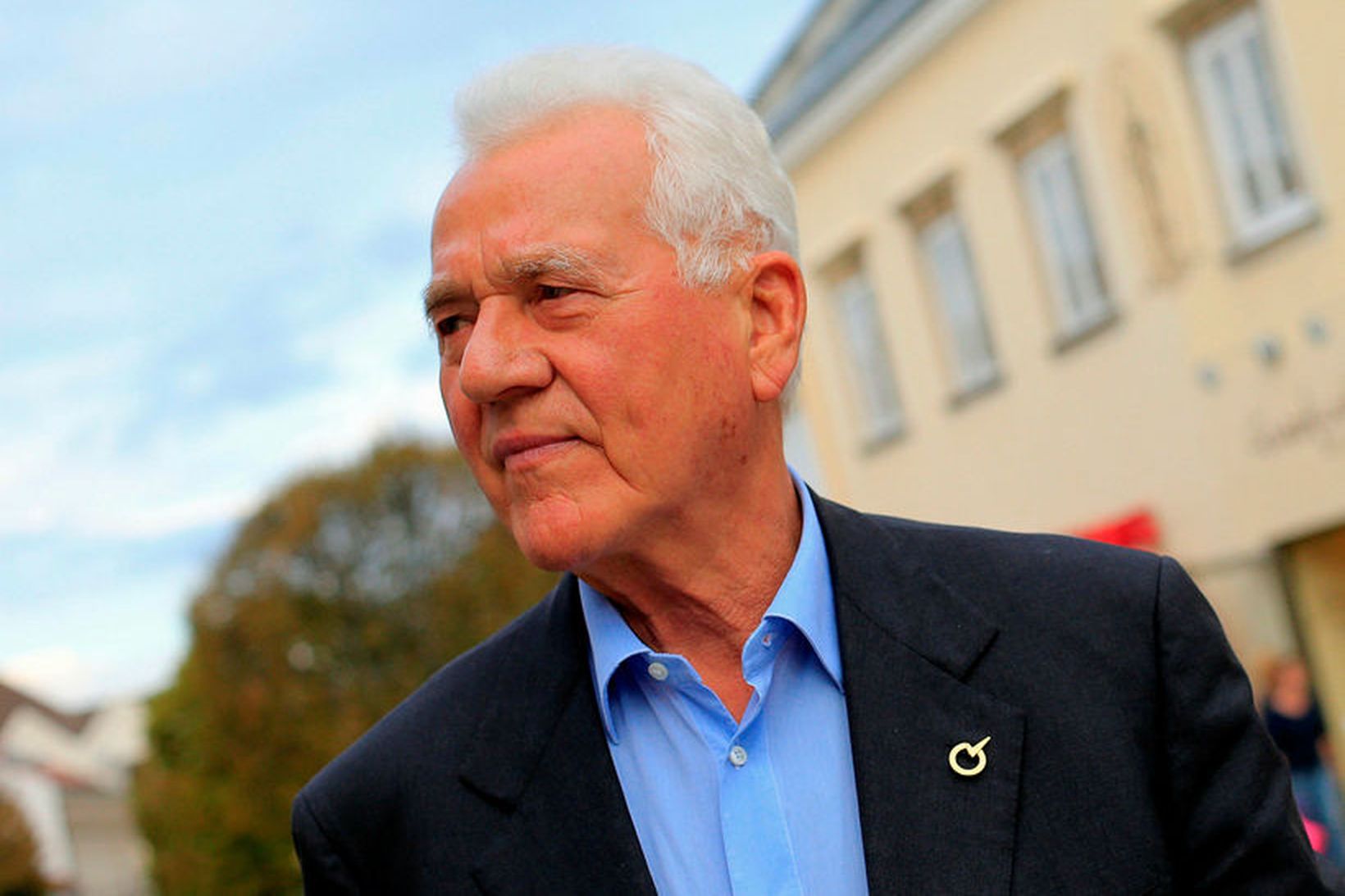 Frank Stronach er 86 ára gamall auðjöfur. Hann hefur nú …