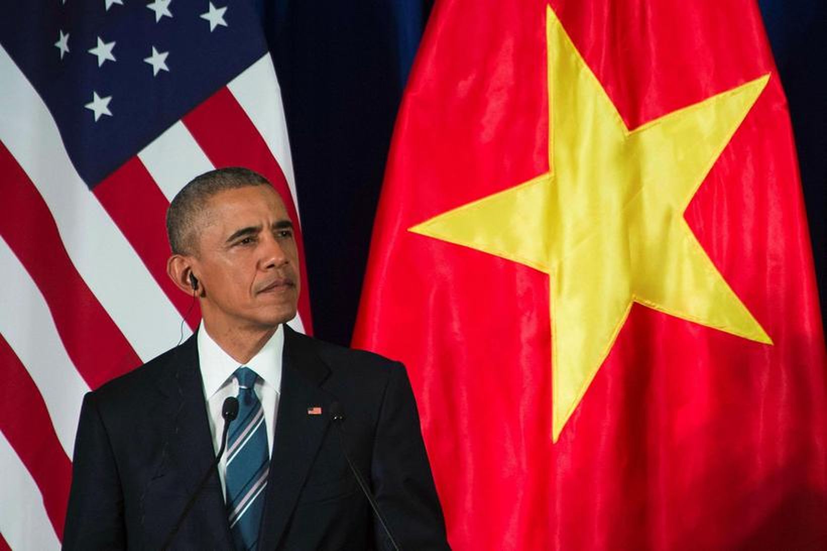 Barack Obama á fréttamannafundi í Hanoi í dag.