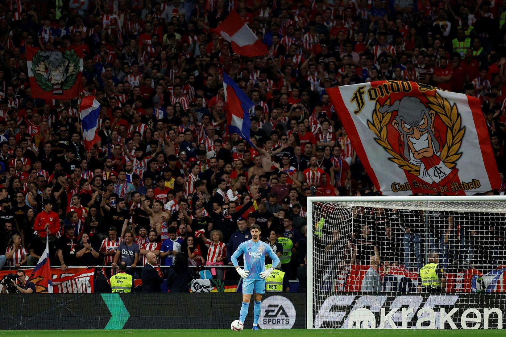 Thibaut Courtois í leiknum í gær.