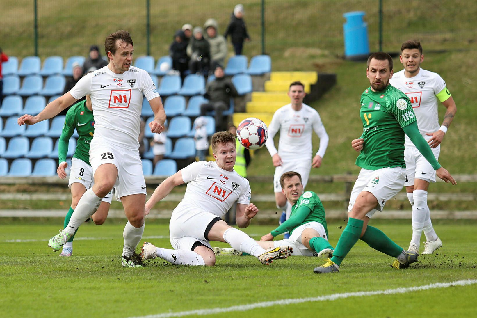 Oliver Sigurjónsson, lengst til hægri, í leiknum í dag.