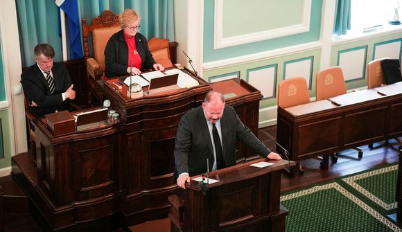 Umdeildum þingfundi frestað 