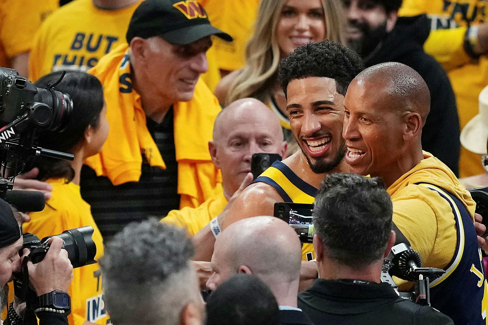 Tyrese Haliburton fagnar ásamt goðsögninni Reggie Miller.