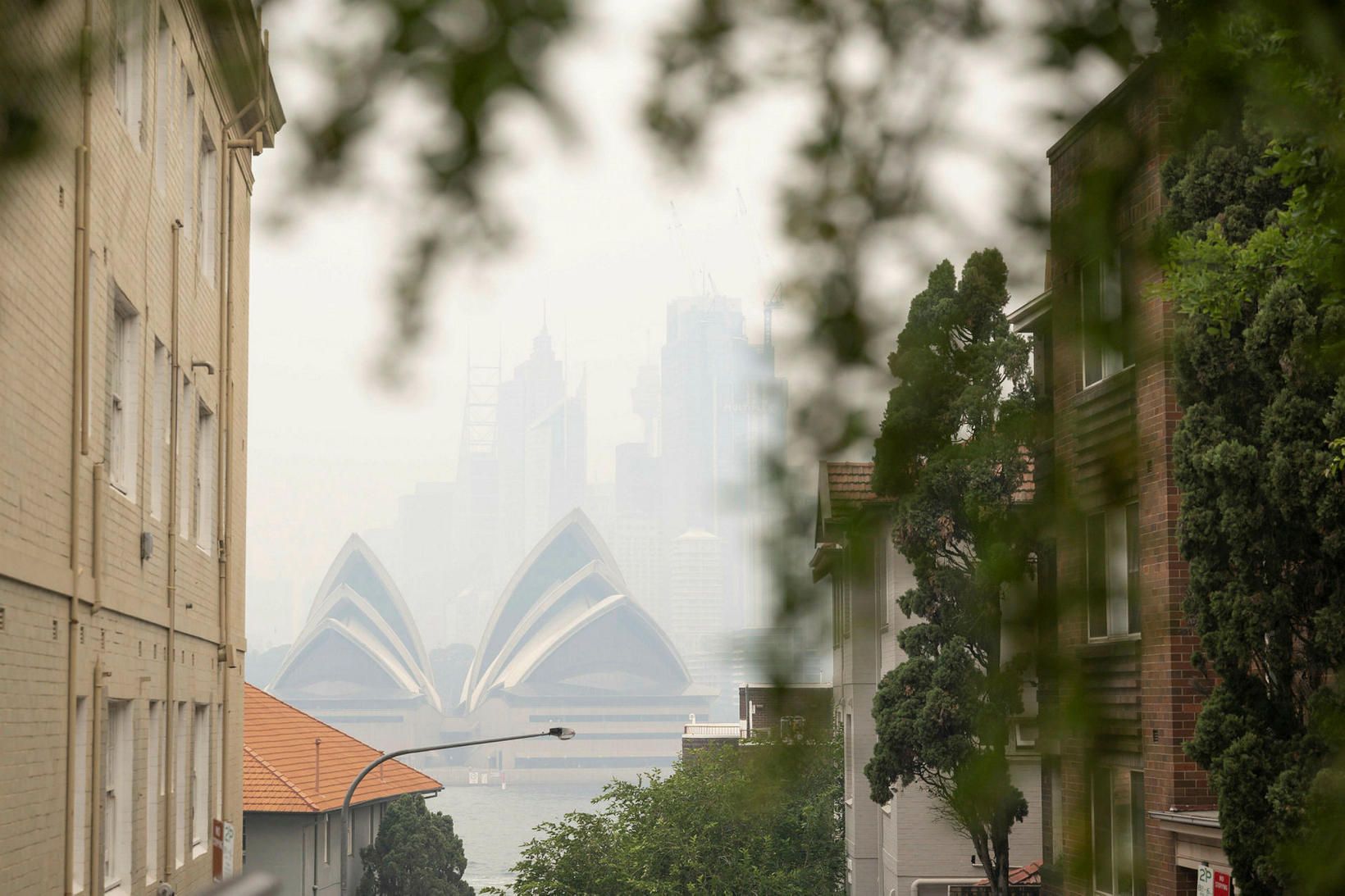 Reykur frá kjarreldum liggur yfir Sydney.