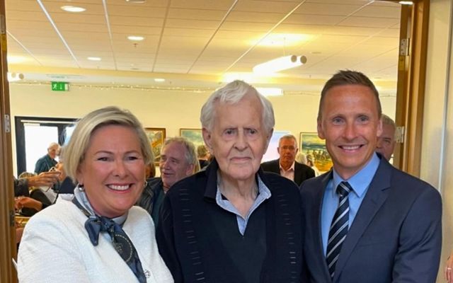 Forsetahjónin stilltu sér upp við hlið afmælisbarnsins.