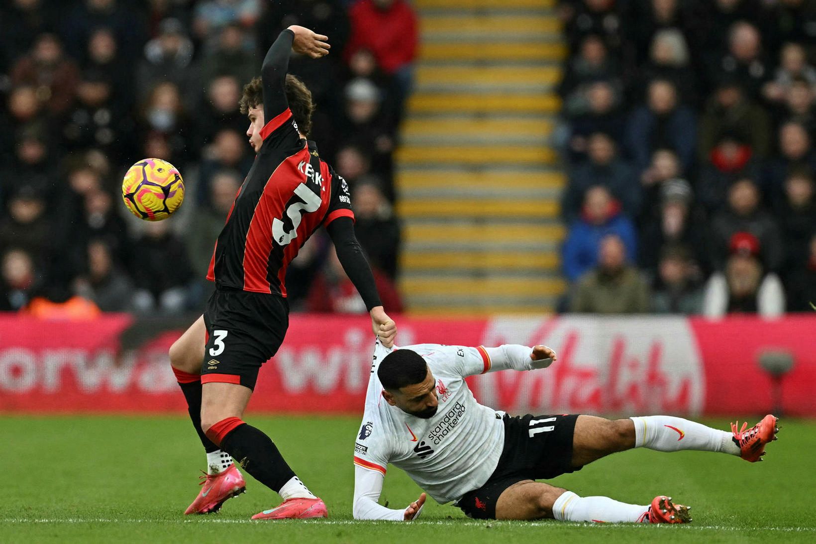 Milos Kerkez í baráttunni við Mo Salah í leik Bournemourh …