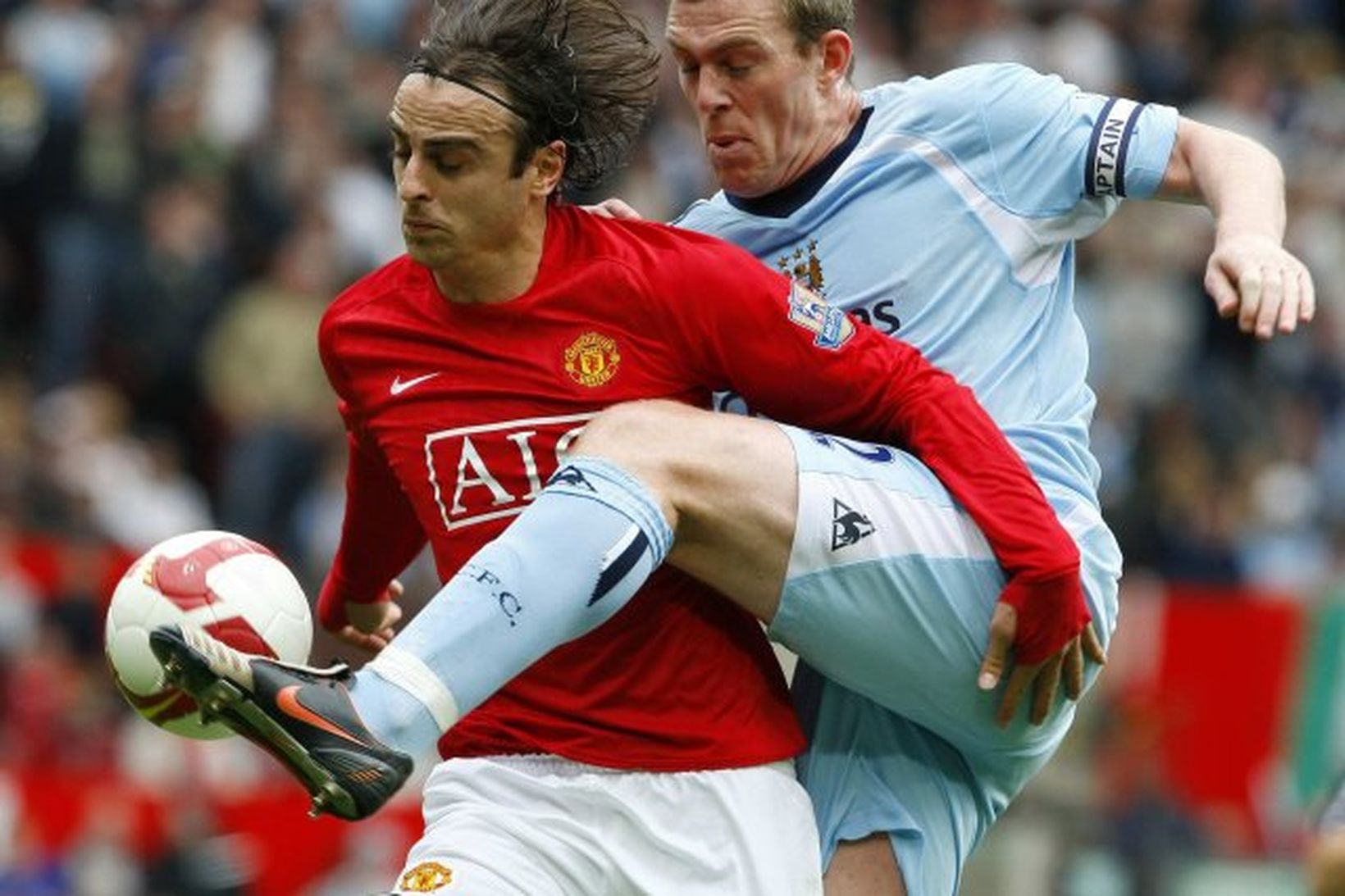 Dimitar Berbatov á hér í höggi við Richard Dunne í …