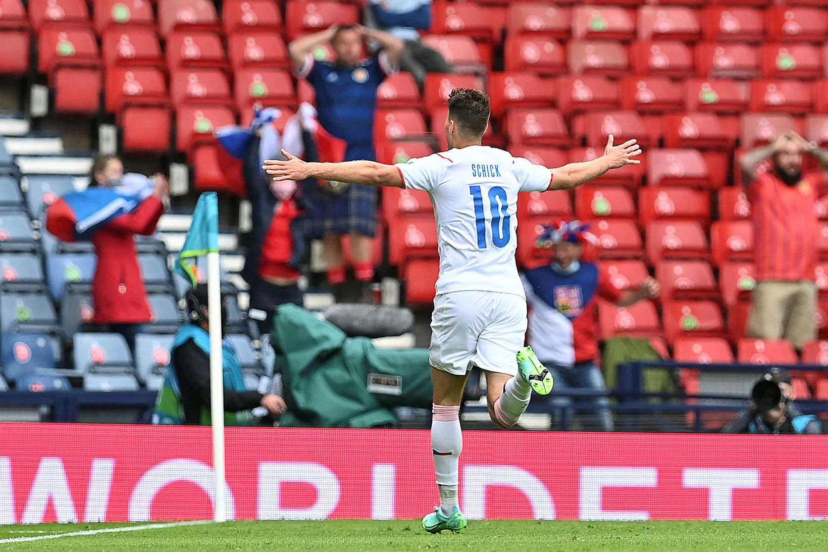 Patrik Schick fagnar stórglæsilegu öðru marki sínu í leiknum í …