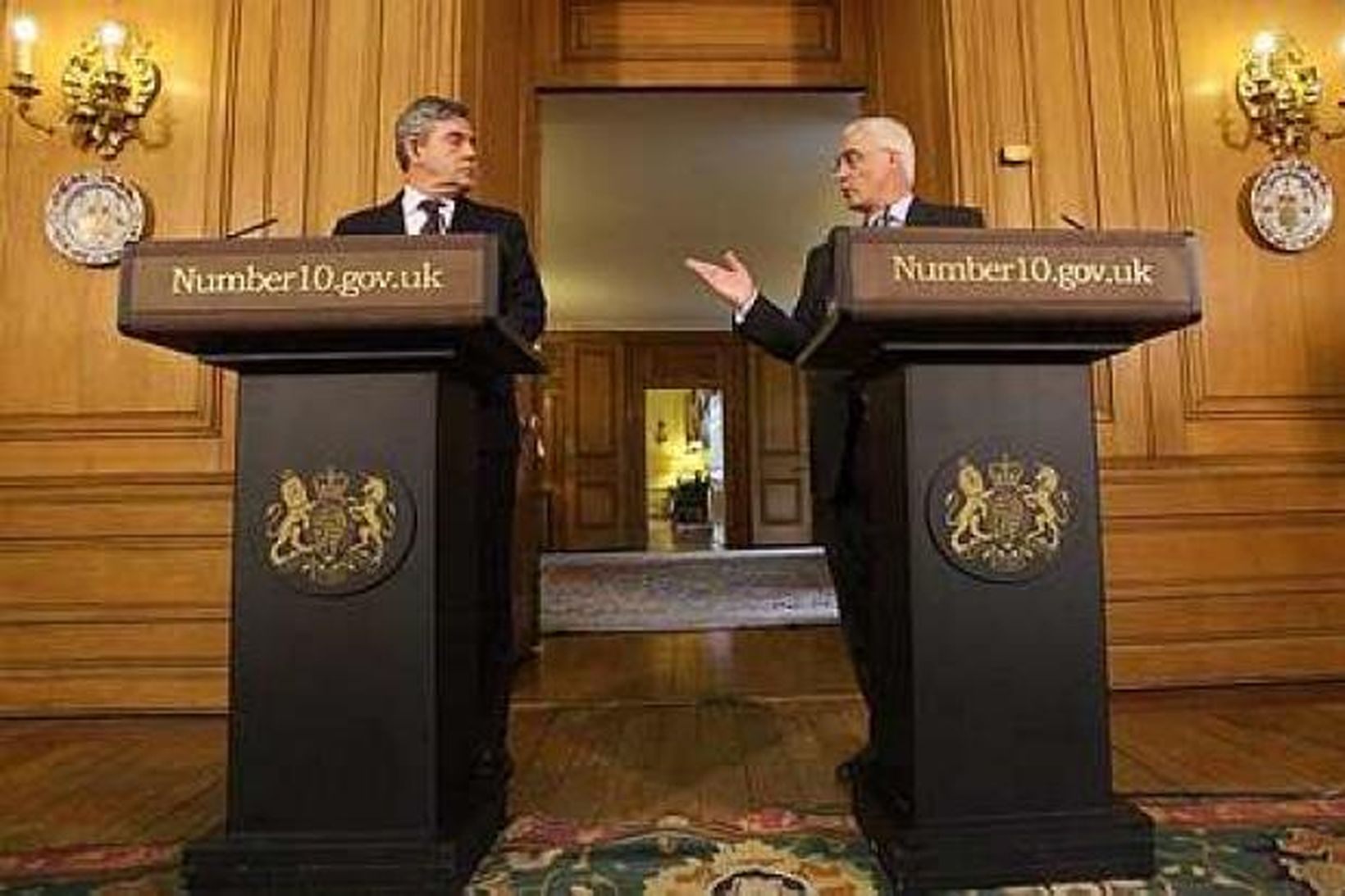Gordon Brown og Alistair Darling á blaðamannafundi í gær.