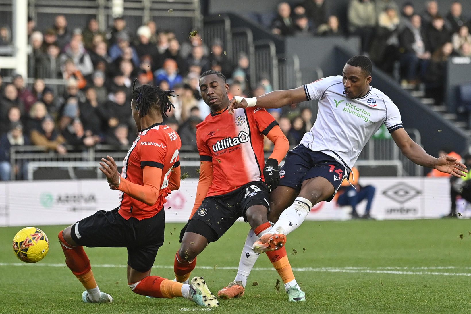 Victor Adeboyejo í leik með Bolton gegn Luton.