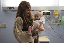 Johnny Depp mætti í líki Jack Sparrow á spítala á dögunum.