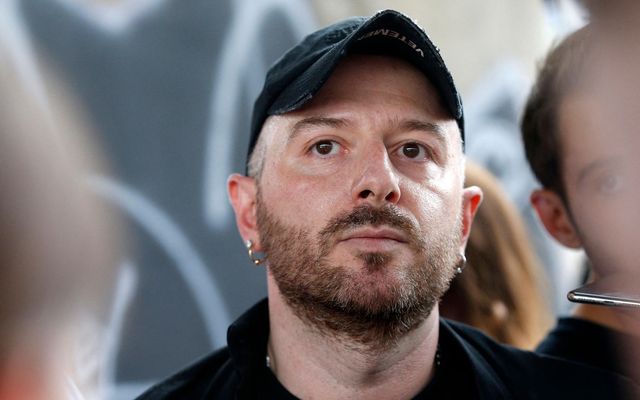 Mikil von er bundin við Demna Gvasalia.