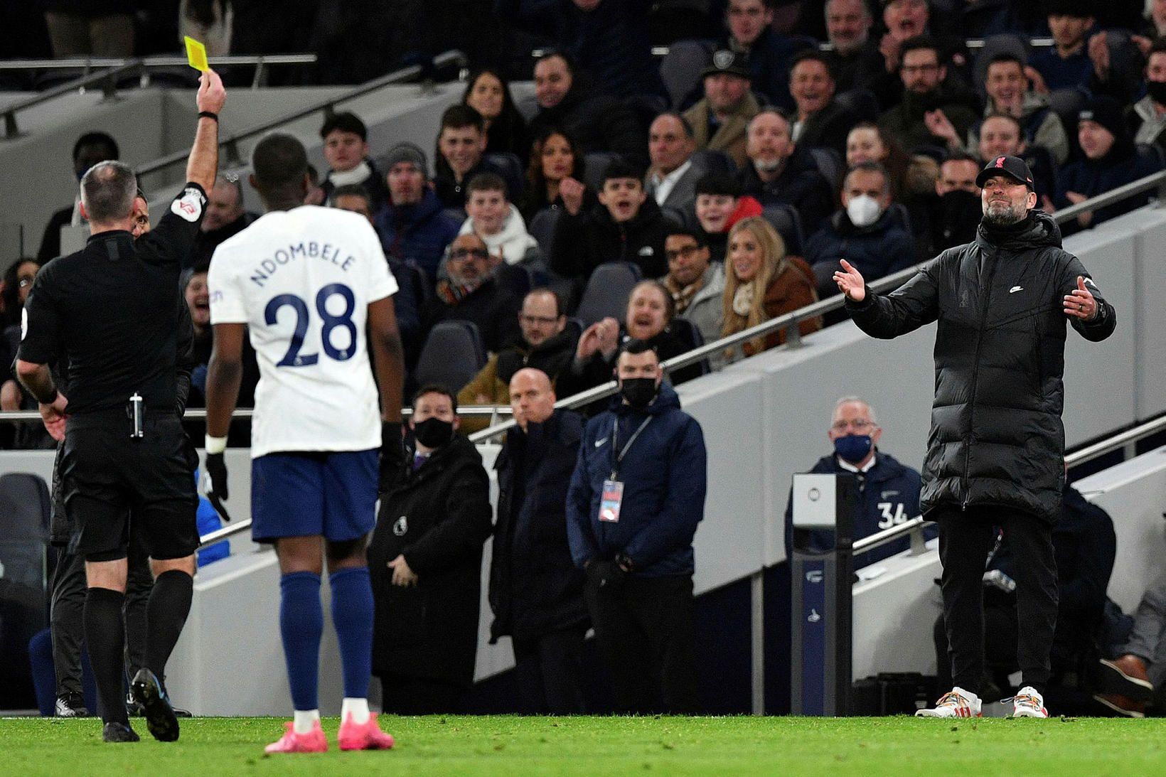 Paul Tierney sýnir Jürgen Klopp gula spjaldið í leik Tottenham …