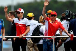 Kimi Räikkönen (t.h.) og Charles Leclerc (t.v.) veifa áhorfendum á heiðurshring ökumanna í franska kappakstrinum …